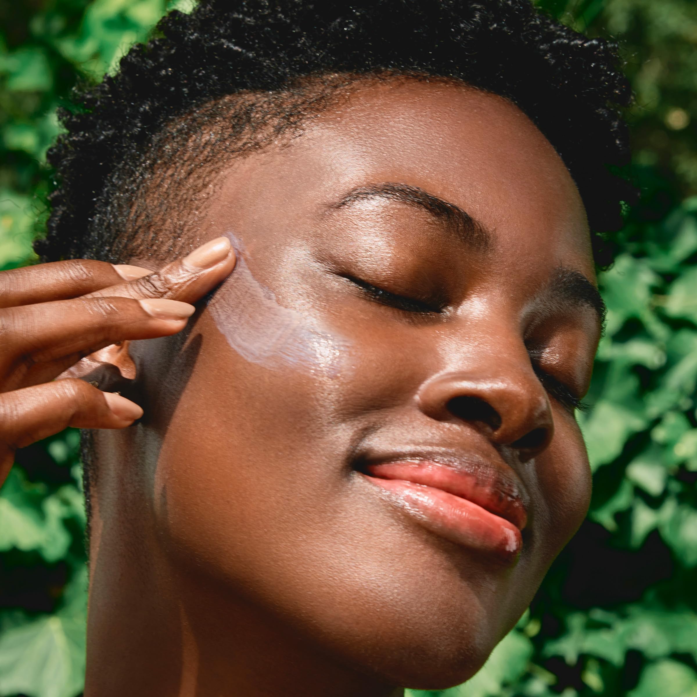 Clarins UV Plus: textura crema ligera, aplicación suave.