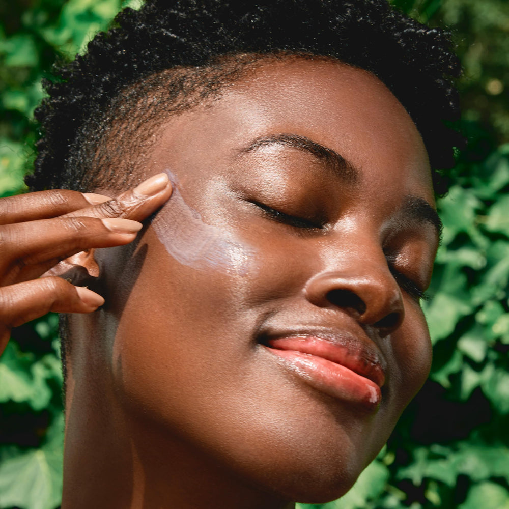 Clarins UV Plus: textura crema ligera, aplicación suave.