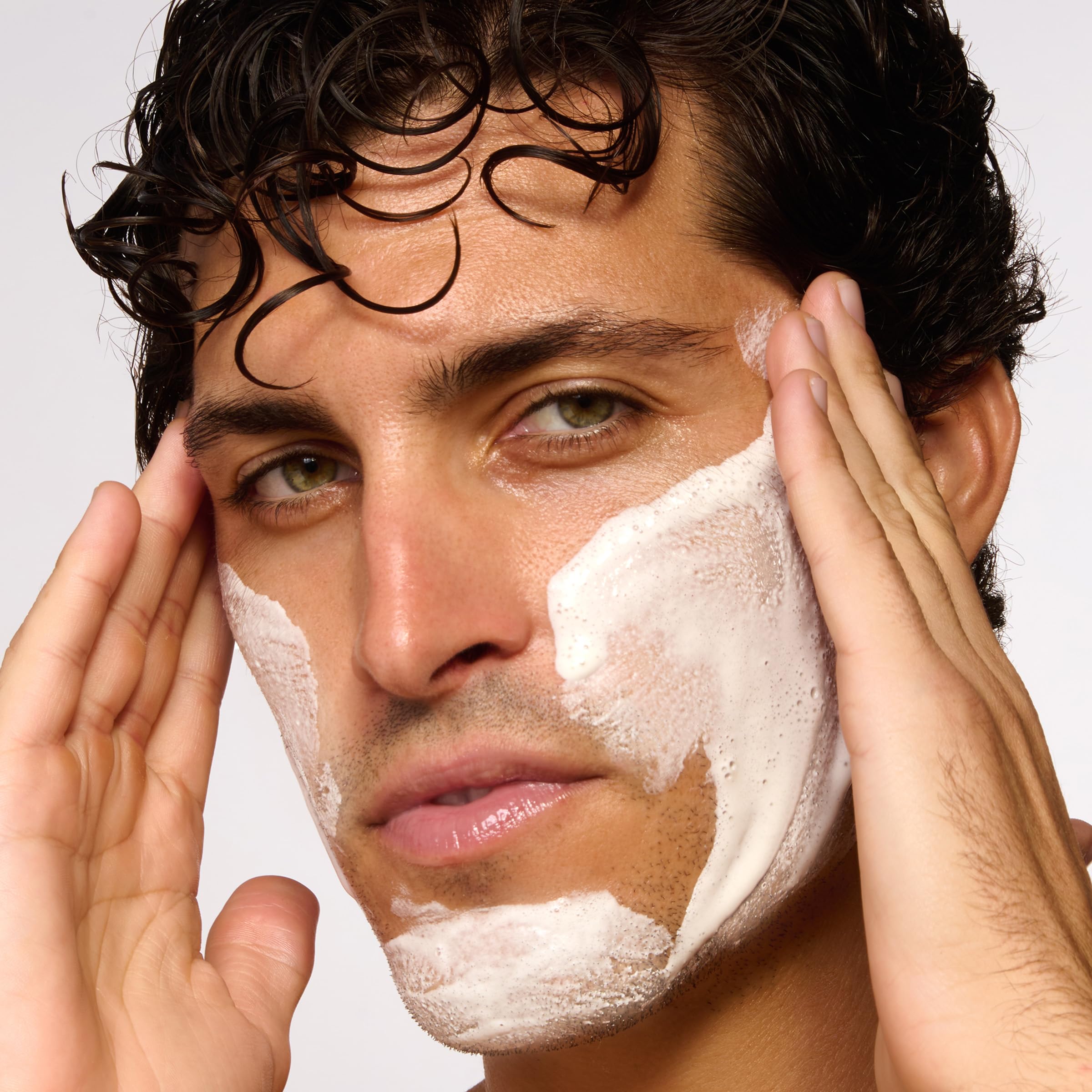 ClarinsMen Exfoliator Cleanser: textura cremosa para exfoliar suavemente y limpiar poros.