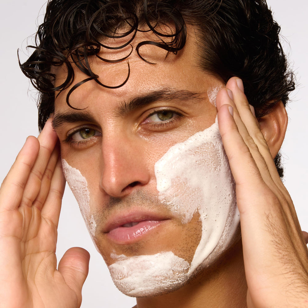 ClarinsMen Exfoliator Cleanser: textura cremosa para exfoliar suavemente y limpiar poros.