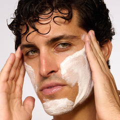 ClarinsMen Exfoliator Cleanser: textura cremosa para exfoliar suavemente y limpiar poros.