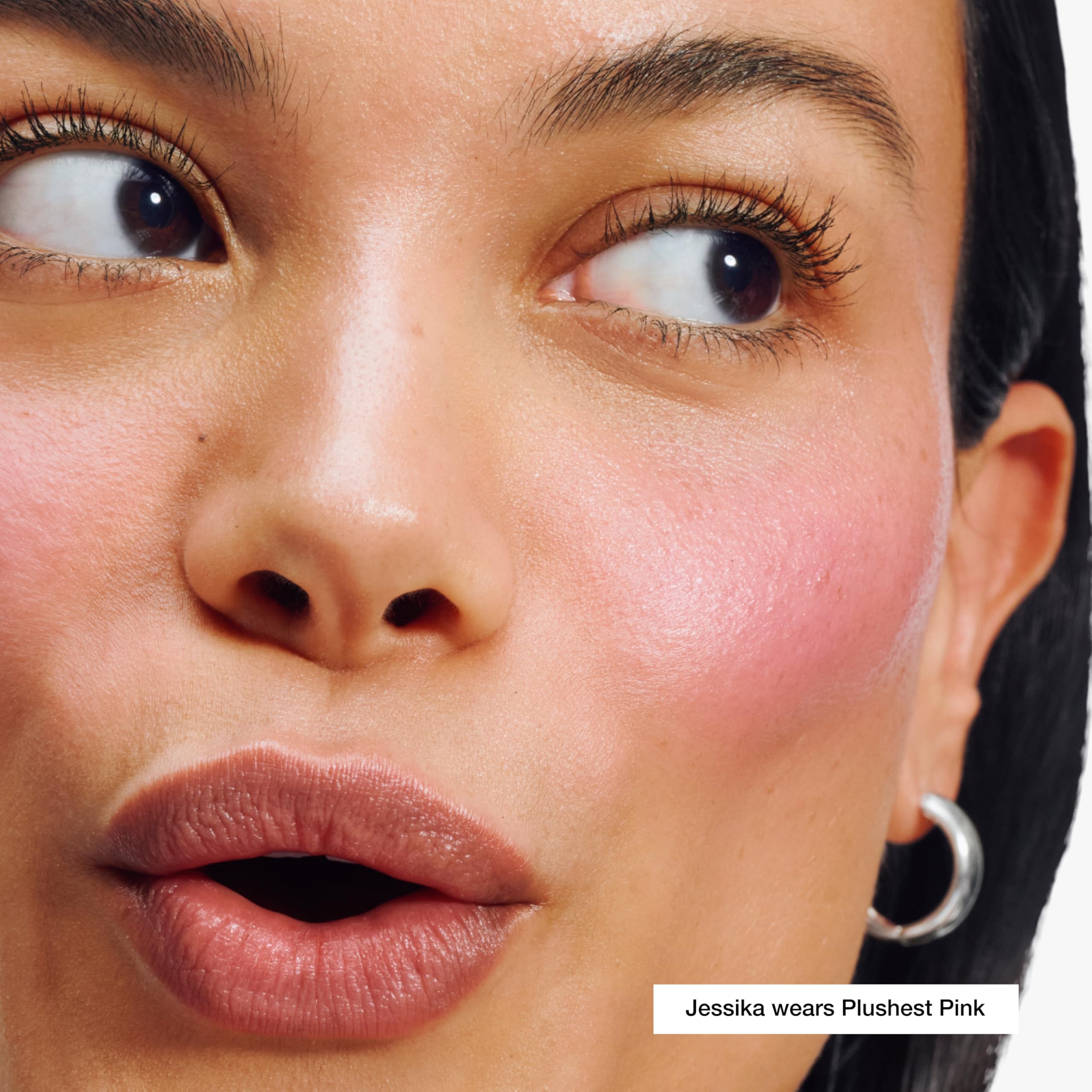 Aplicación sin espejo con Clinique Chubby Stick para retoques rápidos.