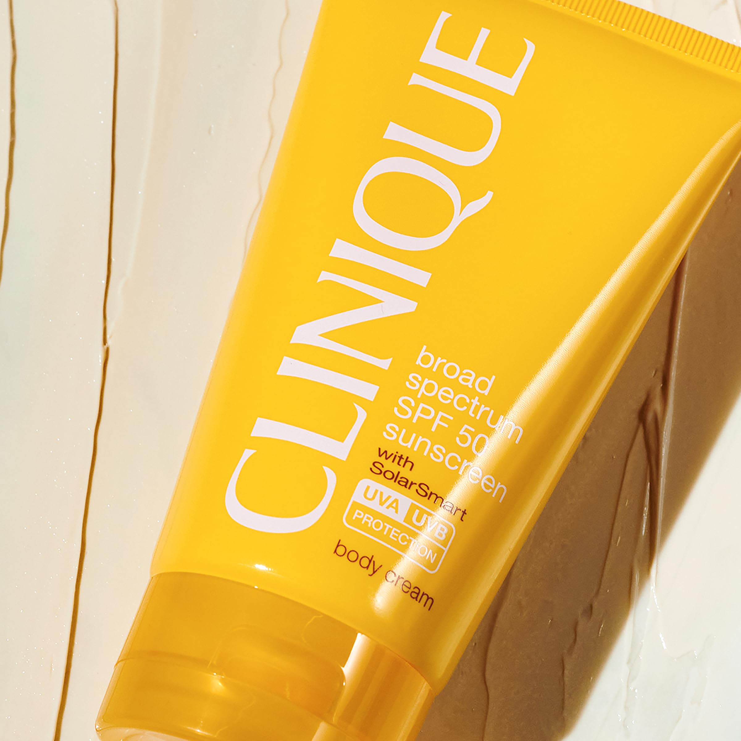 Clinique crema corporal SPF50, aplicación suave y rápida absorción.