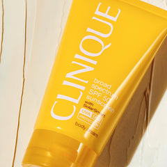 Clinique crema corporal SPF50, aplicación suave y rápida absorción.