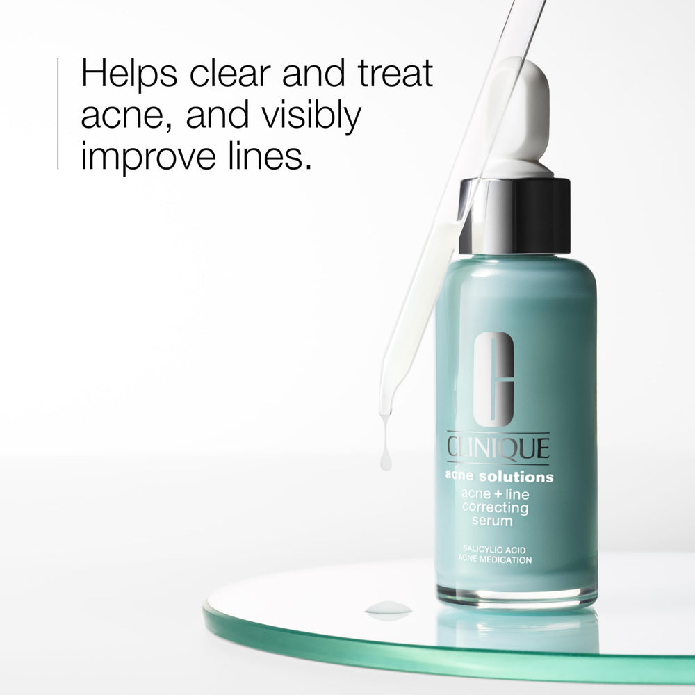 Aplicador de Clinique serum con enfoque en aplicación suave.