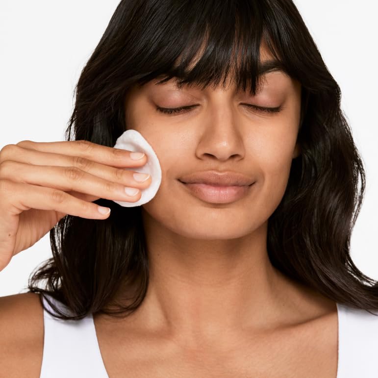 Sistema de tres pasos de Clinique con limpieza, exfoliación e hidratación.