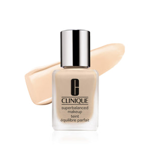 Clinique Superbalanced fundación Petal, botella visible para acabado natural.