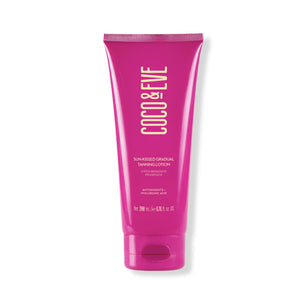 Loción Coco & Eve en botella para bronceado gradual y uniforme.