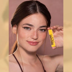 Aplicación suave de Cococare para el cuidado diario de labios.