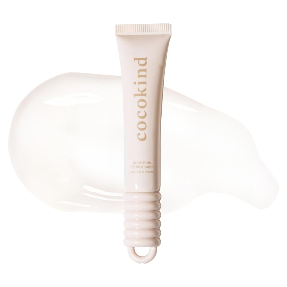 Cocokind bálsamo labial translúcido aplicado para hidratación suave.