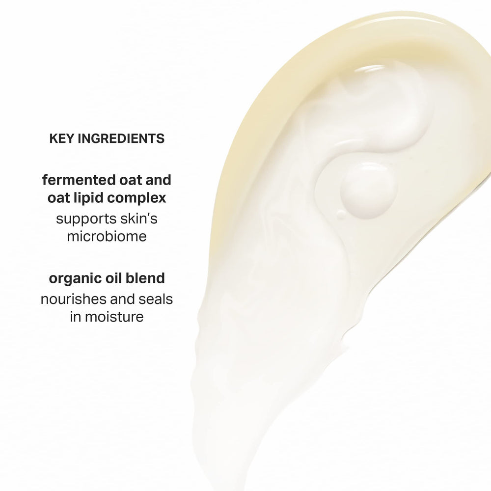 Cocokind limpiador facial aceite a leche, textura cremosa que se emulsiona al mojarse.
