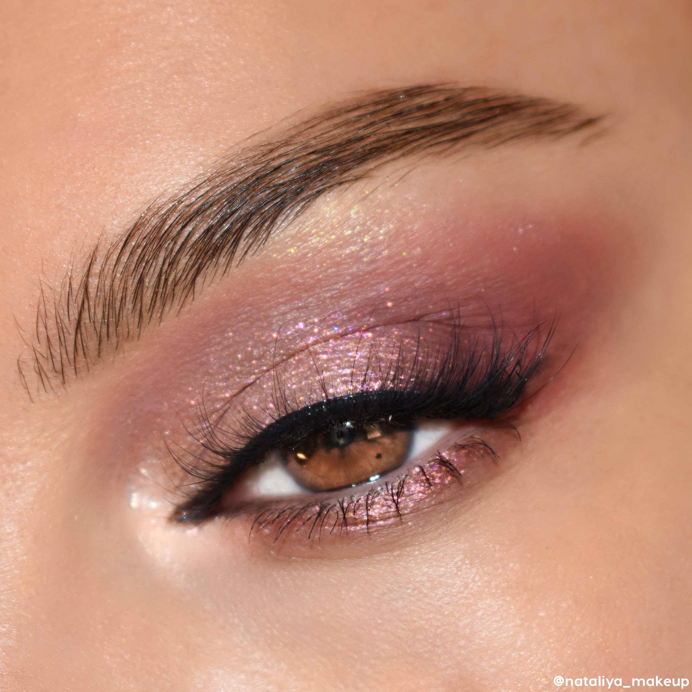 ColourPop After Hours acabado metalizado para luces y sombras en looks nocturnos
