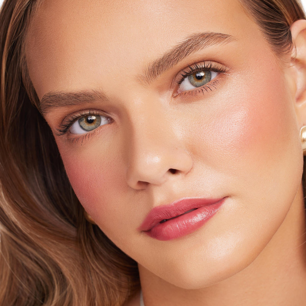 Barra rubor Stix de ColourPop, tamaño portátil para retoques durante el día.