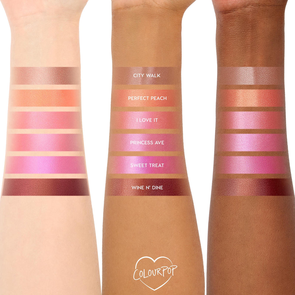 ColourPop blush líquido, aplicador suave para precisión y control.
