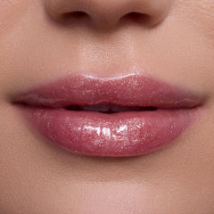 ColourPop brillo labial con ciruela de Kakadu para nutrición ligera.