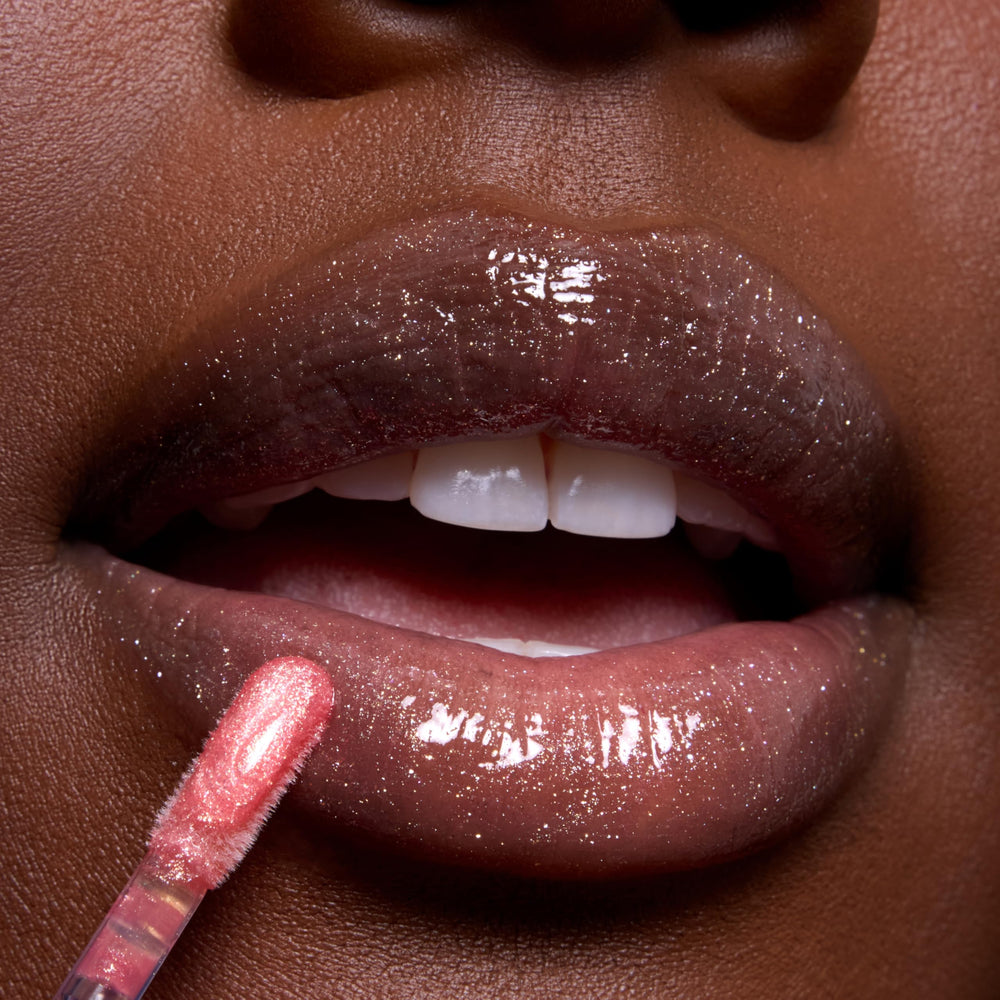 ColourPop brillo perlado para labios con acabado suave y duradero.