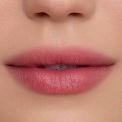 ColourPop Cloud Whip: aplicación centrada en labios para difuminar y lograr un aspecto suave.