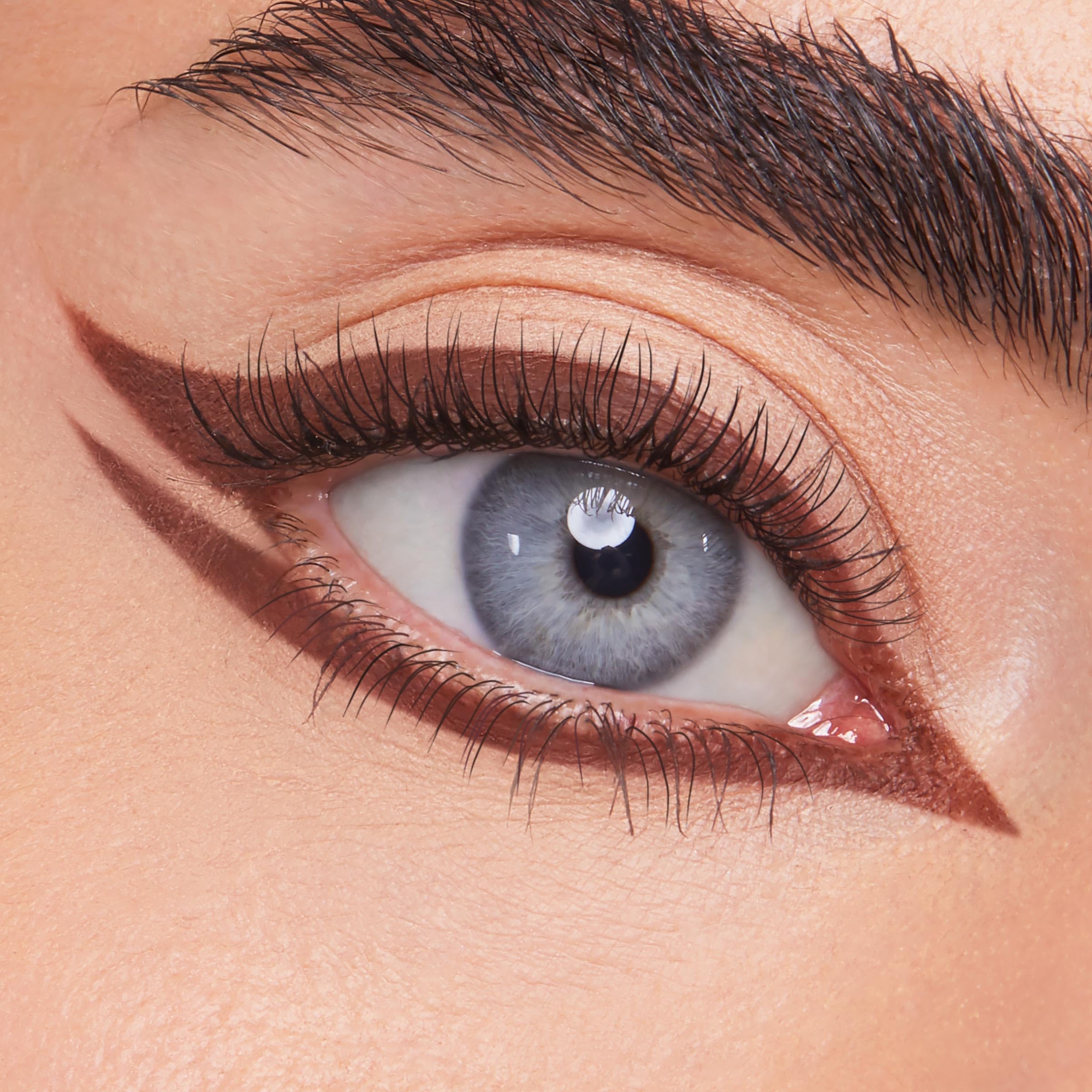 ColourPop delineador gel, aplicación suave para líneas precisas.