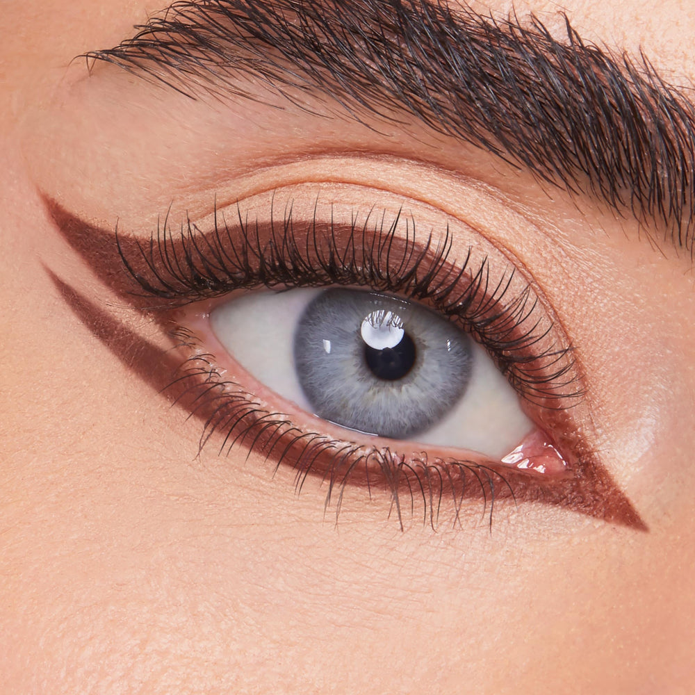 ColourPop delineador gel, aplicación suave para líneas precisas.