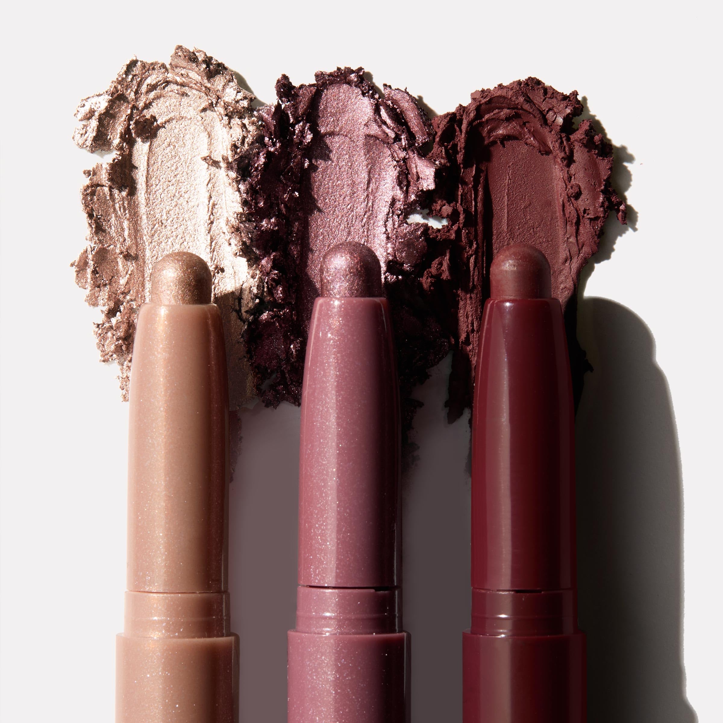 Shadow Stix Rose Goals Socialite swatch para definición suave en párpados.