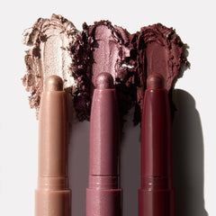 Shadow Stix Rose Goals Socialite swatch para definición suave en párpados.