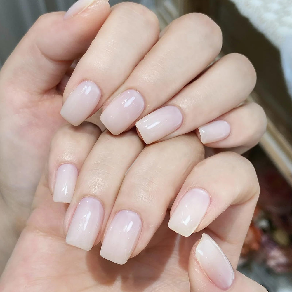 COSMOO acabado brillante en blanco lechoso para arte de uñas minimalista.