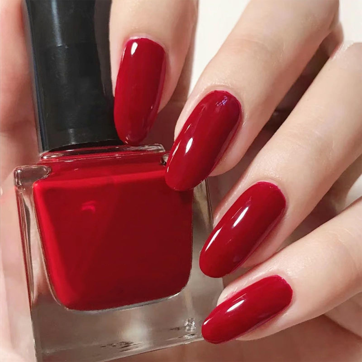 COSMOO Esmalte Rojo con botella y pincel para un acabado rápido.