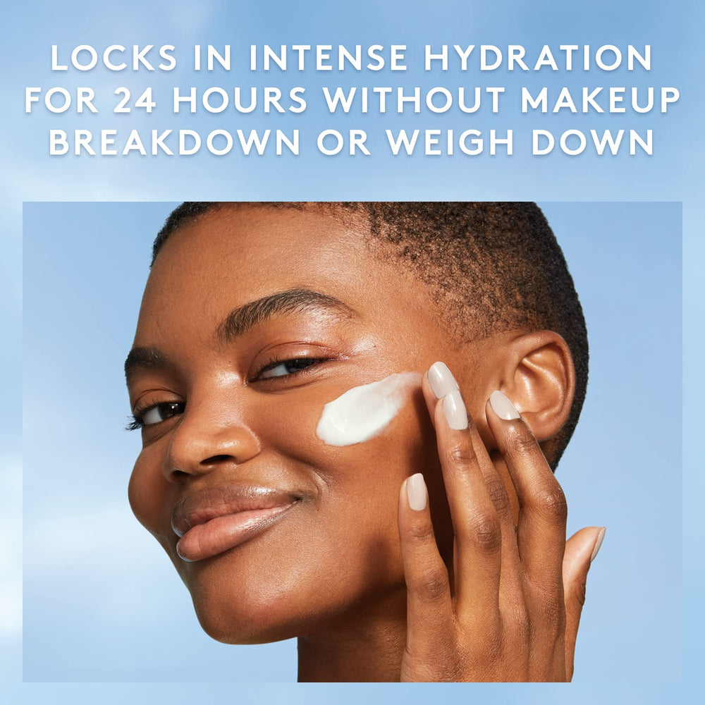 Aplicación diaria de COVERGIRL Clean Fresh Skincare en el rostro