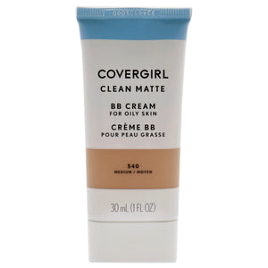 CoverGirl Crema BB Matte envase medio, base libre de aceite para piel suave.