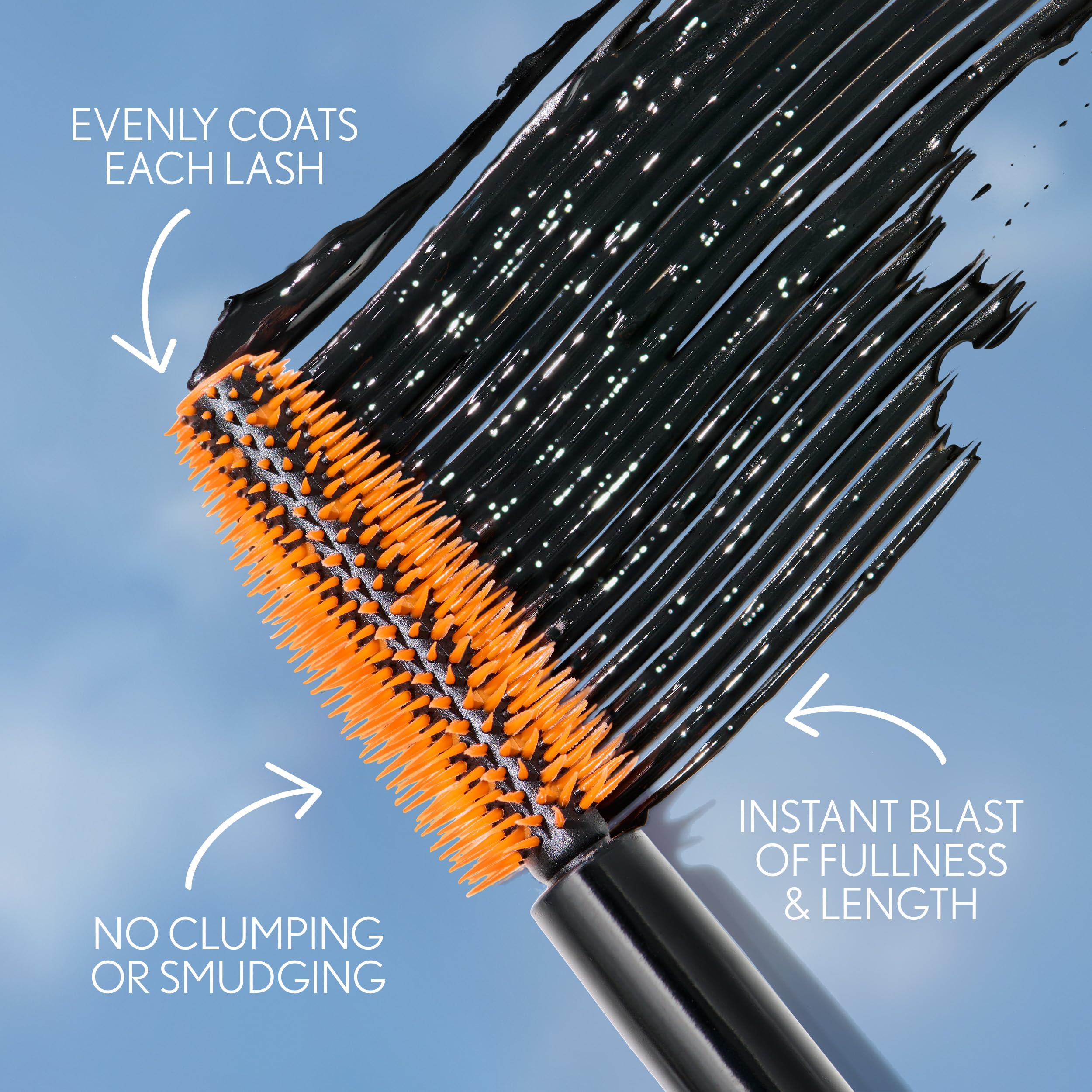 Cepillo denso de COVERGIRL Lash Blast define y separa pestañas.