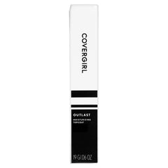 Brillo suave con COVERGIRL Outlast Top Coat para labios relucientes.