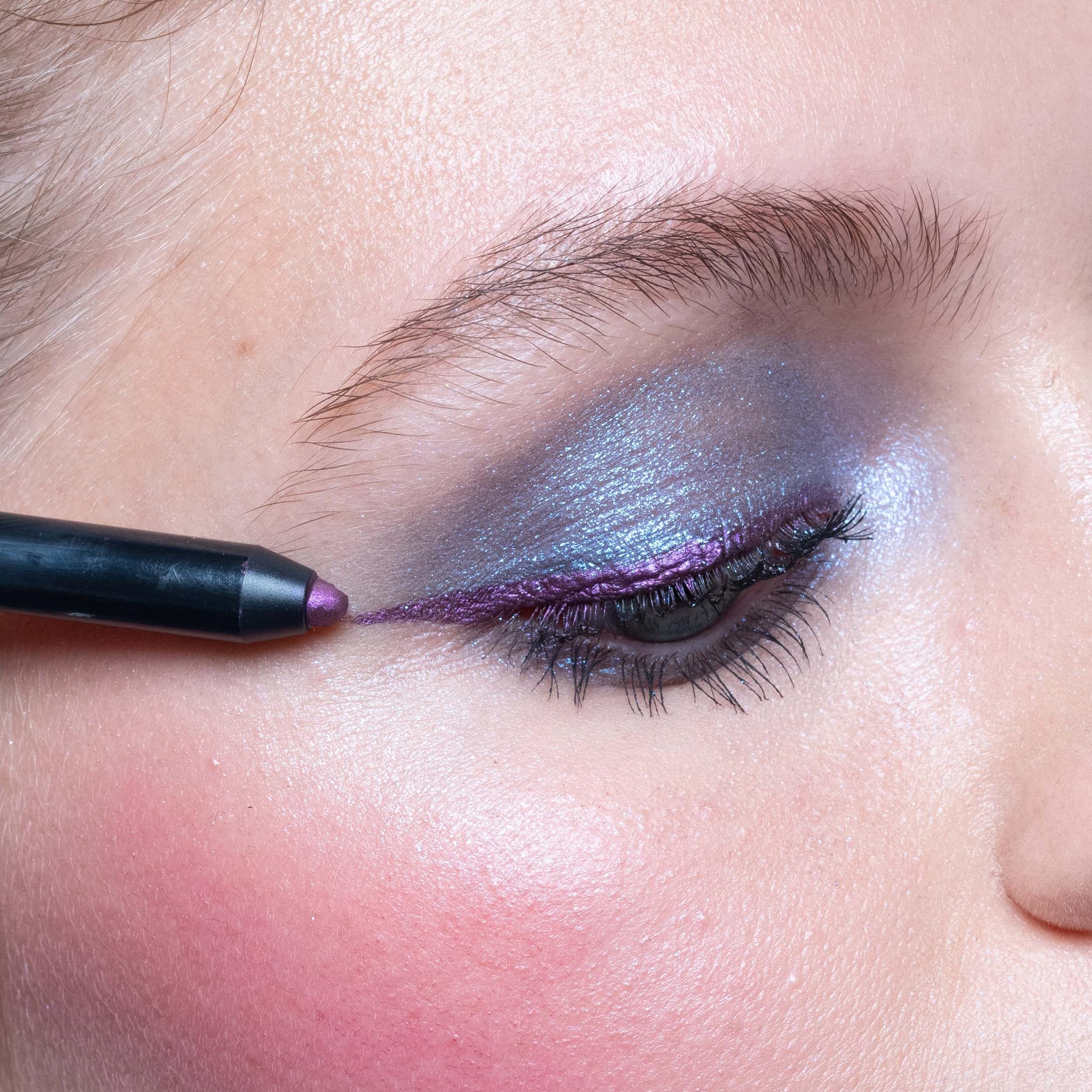 COVERGIRL UpsEYE Down Fireball Him rojo satinado para definición audaz.