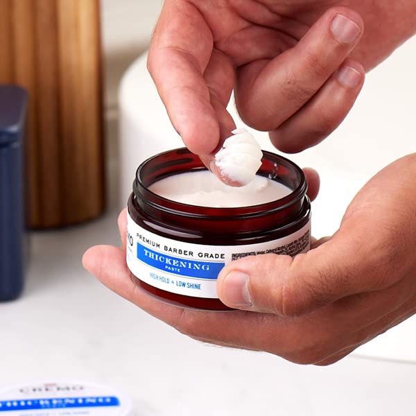 Aplicación con Cremo Barber Grade: distribución uniforme para estilo con volumen.