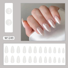 CTTHNBD Uñas almendra aurora, detalle cercano del diseño luminoso