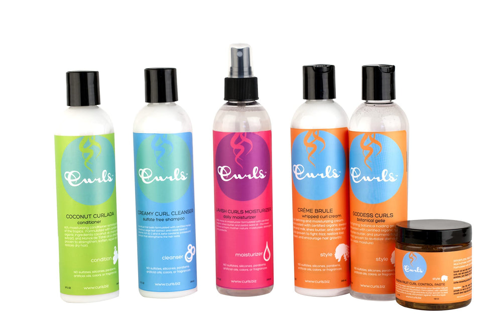 Curls Lavish textura cremosa revelando crema que revitaliza rizos cansados.