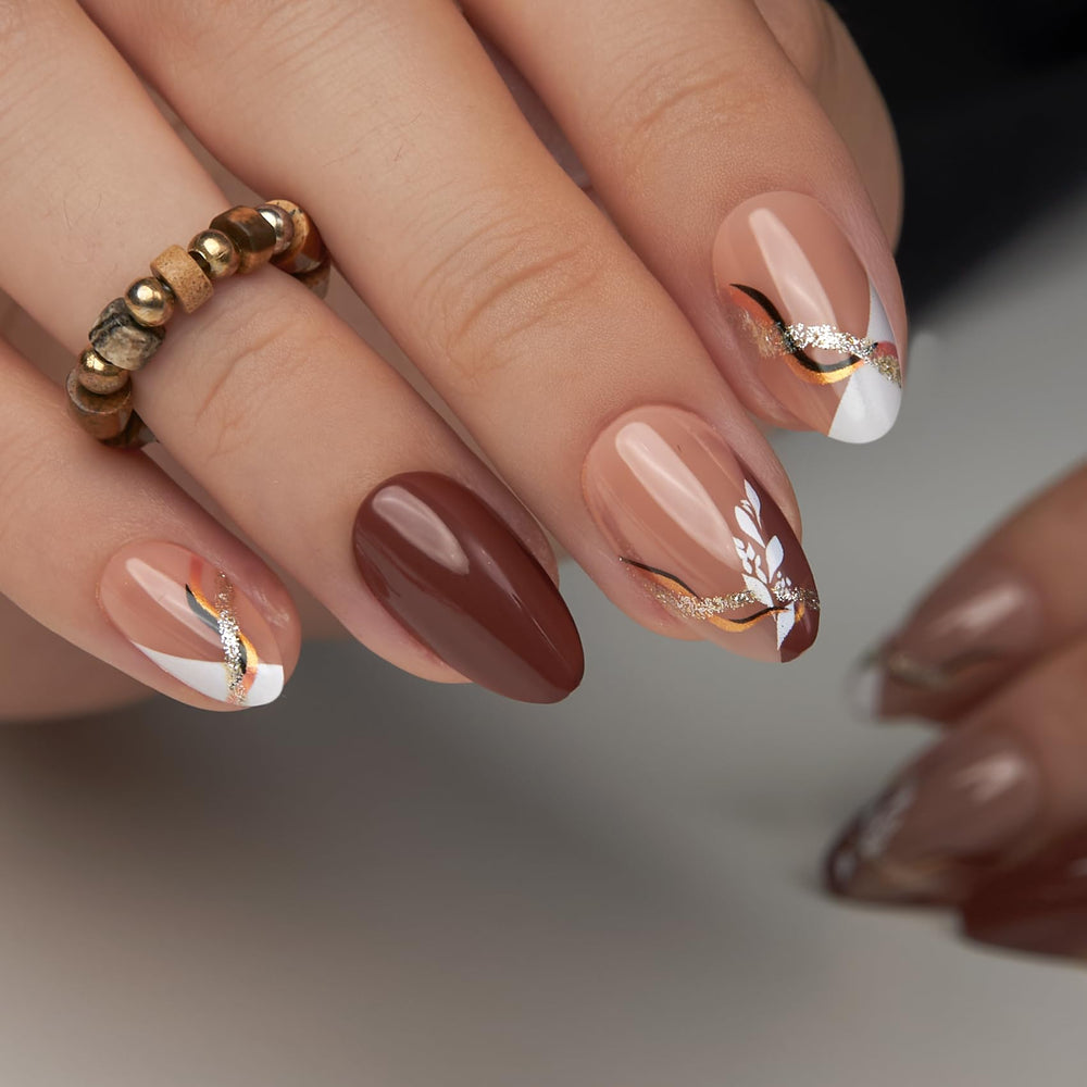 CurvLife uñas en forma almendra con dorado y hojas para un look elegante.