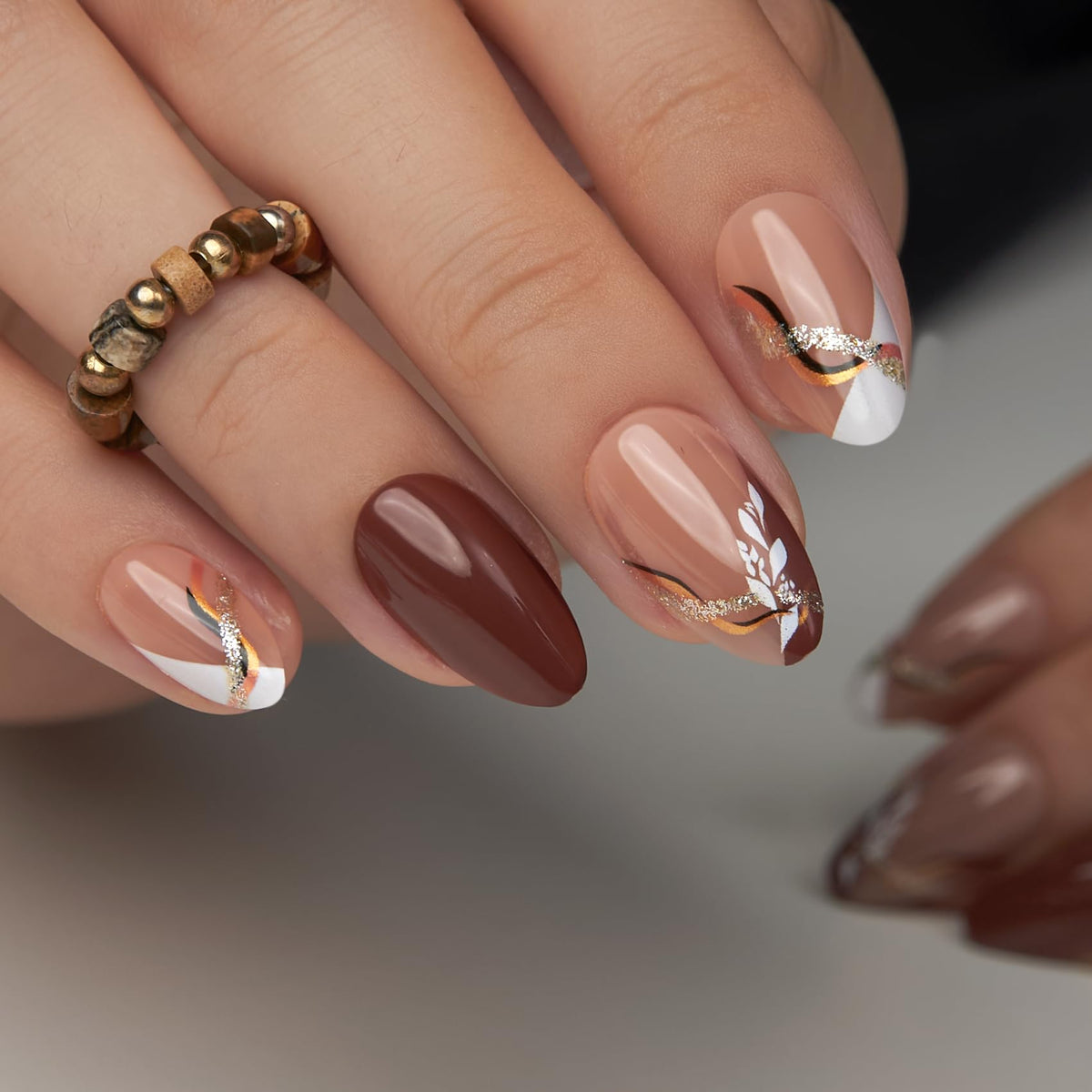 CurvLife uñas en forma almendra con dorado y hojas para un look elegante.