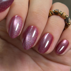 Uñas CurvLife corto almendra ojo de gato rosa para un look elegante.