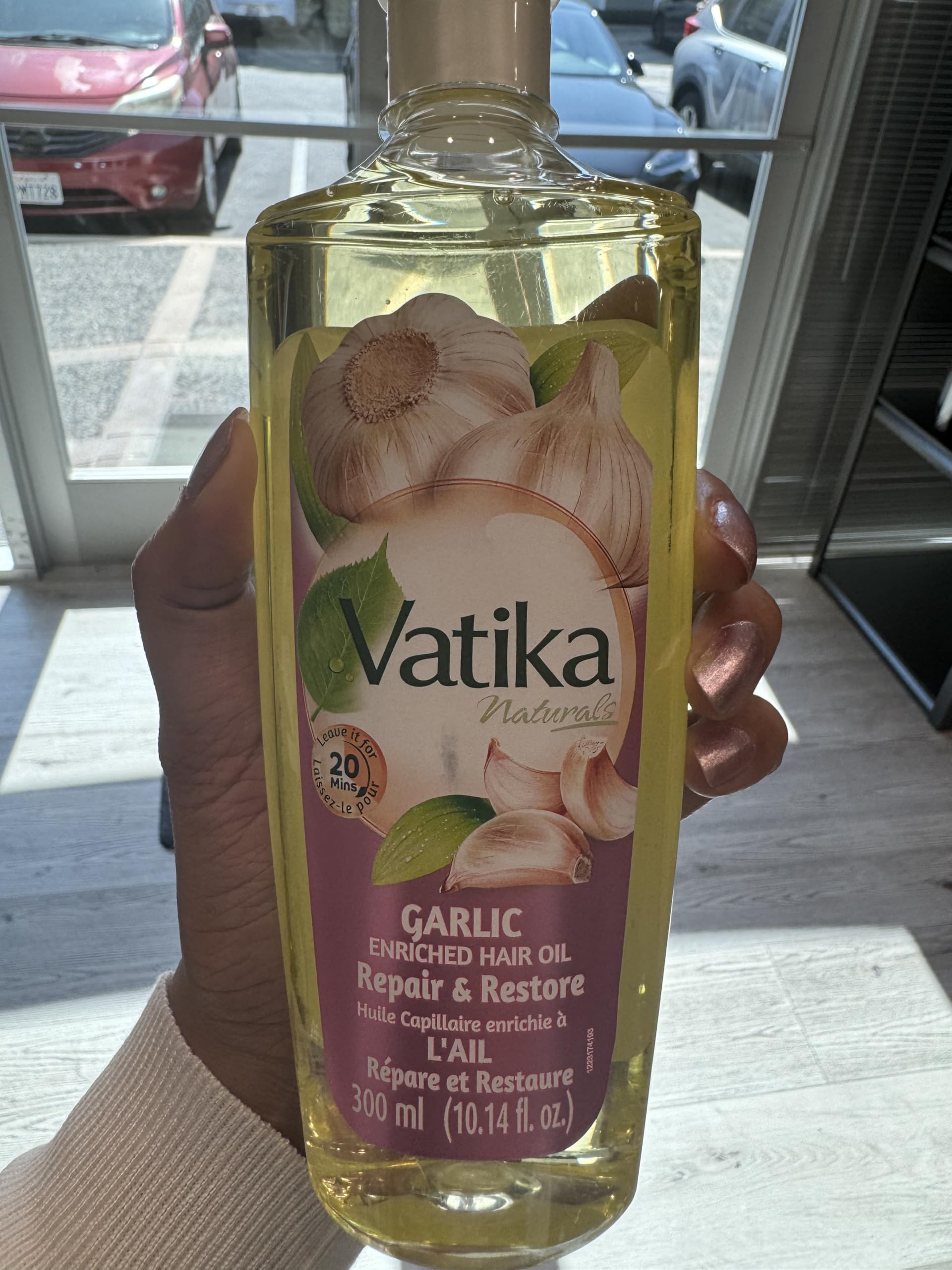 Dabur Vatika Naturals cabello brilla con el ajo, gracias a la nutrición del aceite.