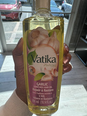 Dabur Vatika Naturals cabello brilla con el ajo, gracias a la nutrición del aceite.