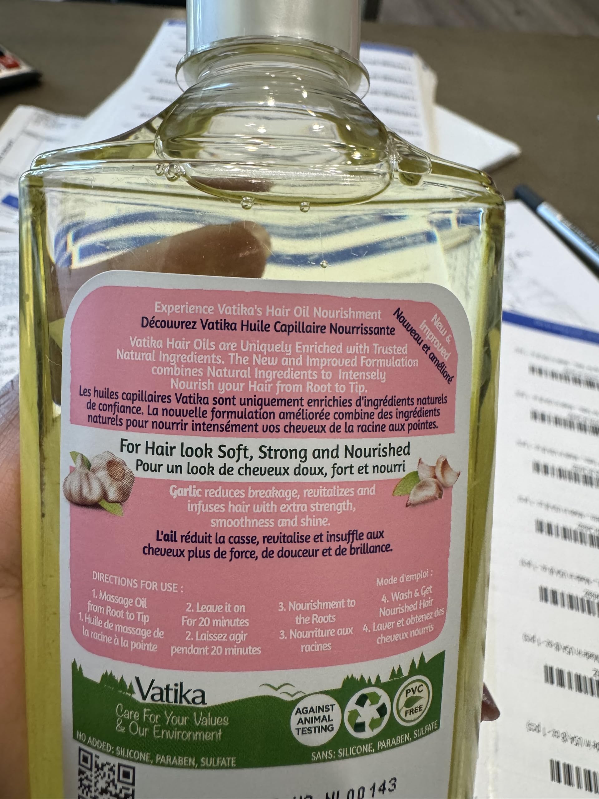 Dabur Vatika Naturals masaje en cuero cabelludo para nutrir desde la raíz.
