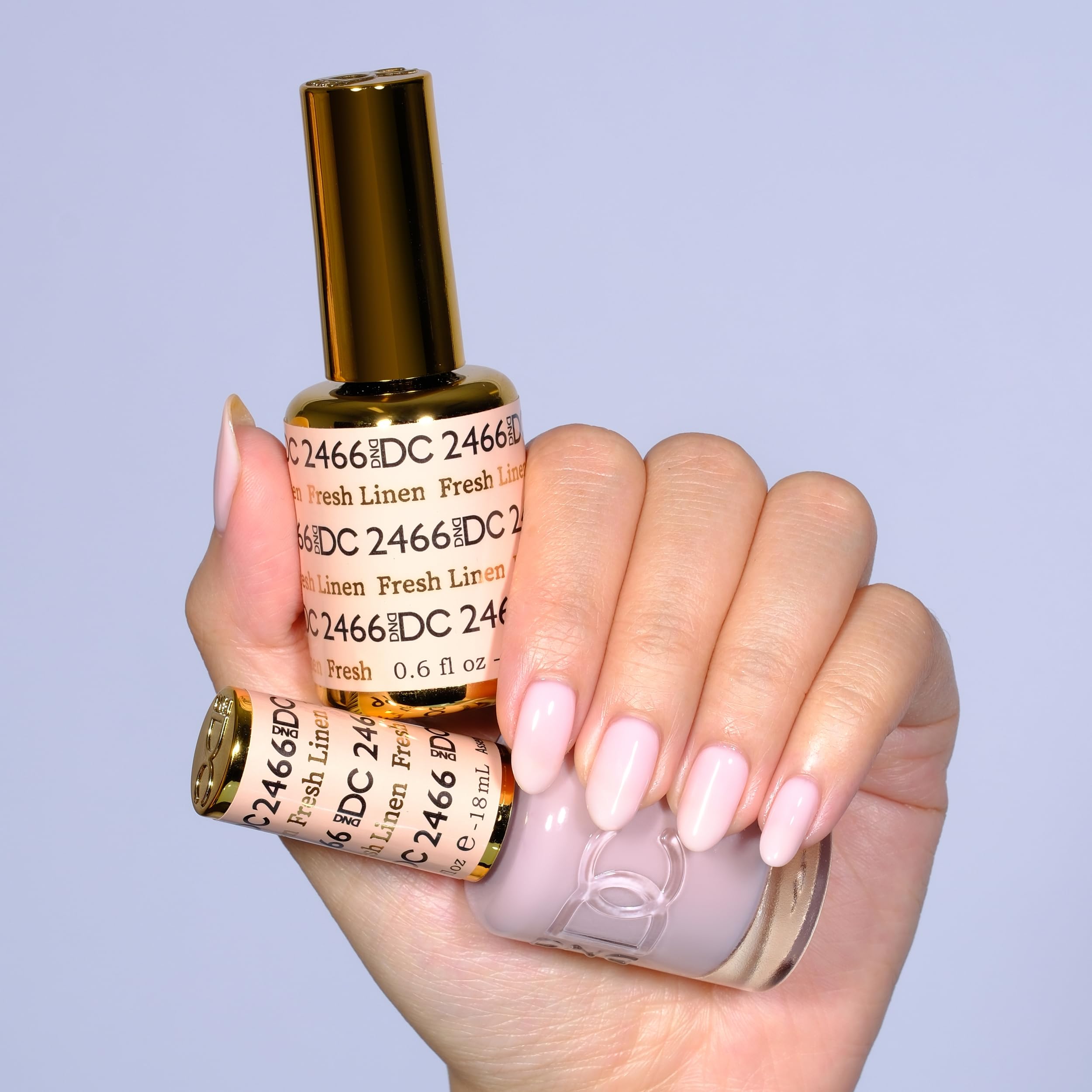 Par de colores a juego: gel y laca DND DC para look cohesivo.