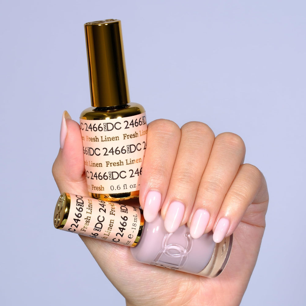 Par de colores a juego: gel y laca DND DC para look cohesivo.
