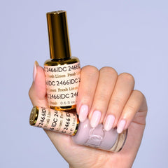 Par de colores a juego: gel y laca DND DC para look cohesivo.