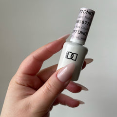 Daisy DND dúo gel y laca a juego, tono rosa suave para uñas limpias.
