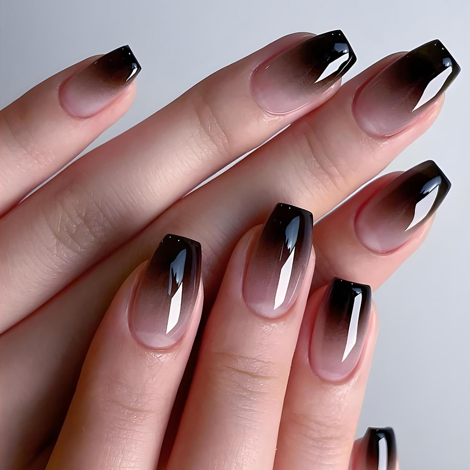 DAJIJIYOU Frances tip unas corto, negro-blanco gradiente, aspecto elegante para cualquier ocasión.