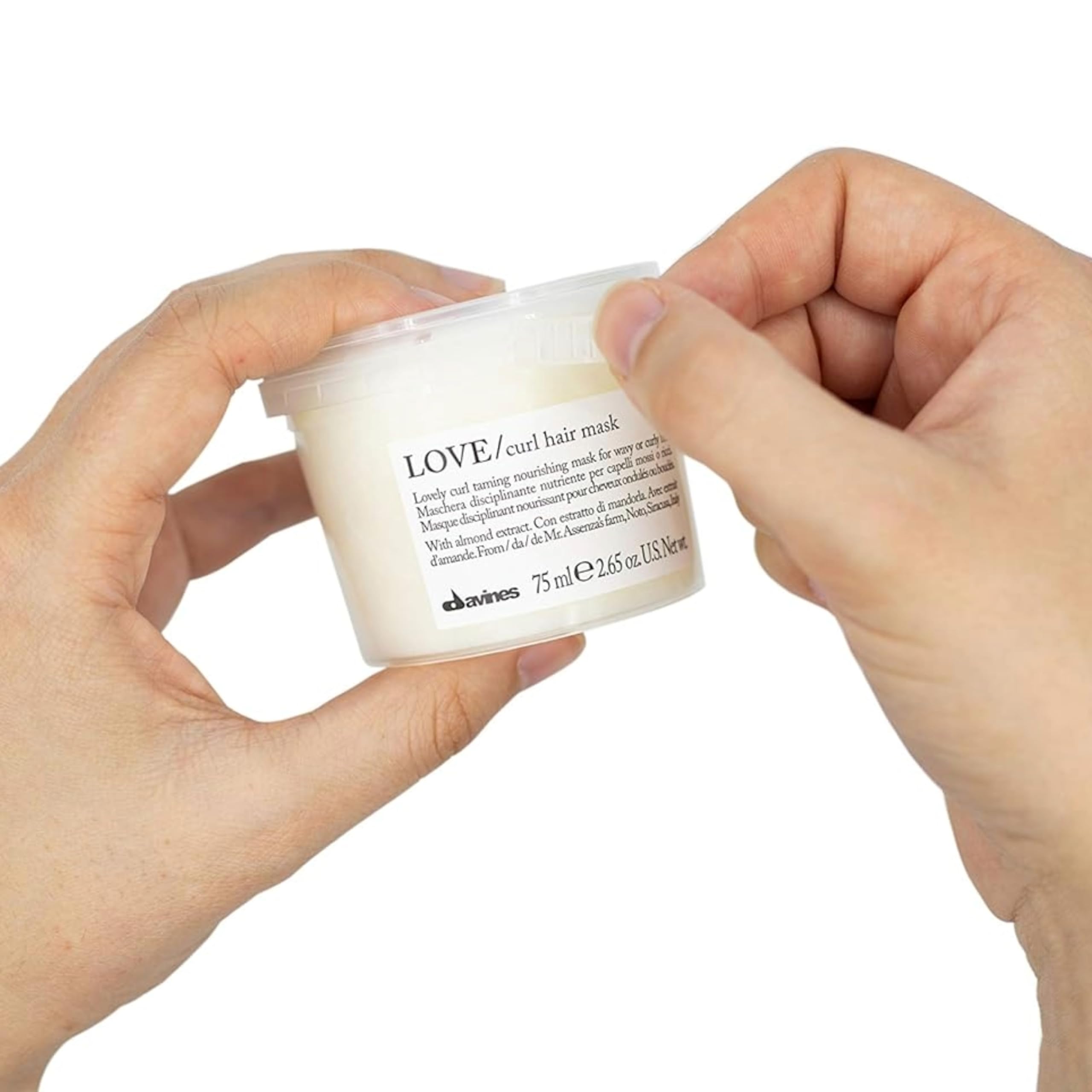 Textura cremosa de Davines LOVE Curl lista para aplicar.