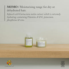 Davines MOMO Champú: aplicación en mano muestra textura y distribución suave.