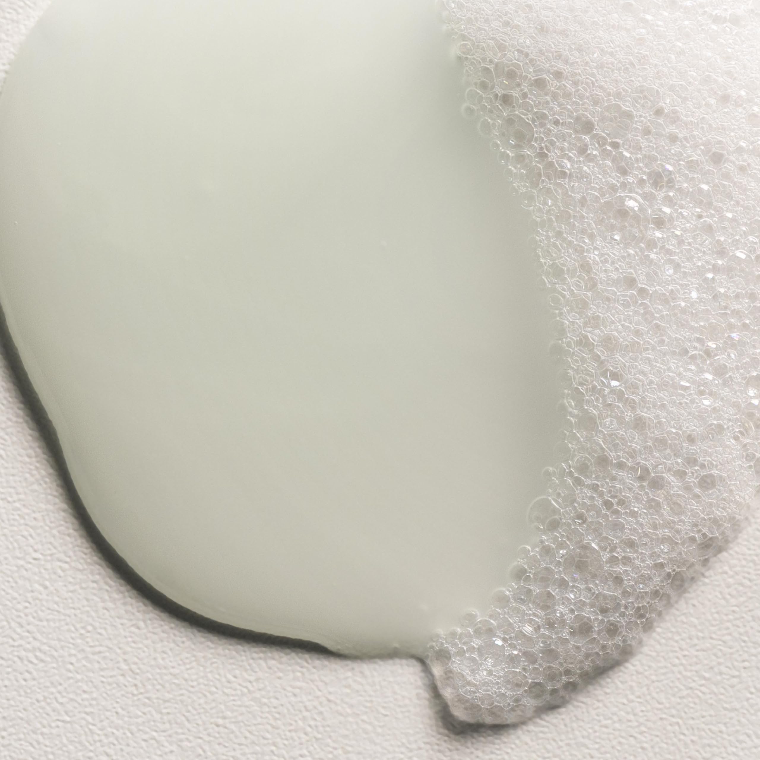 Davines MOMO Champú: textura gel ligero para limpieza suave de cabello seco.