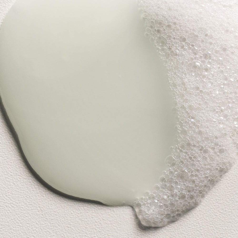 Davines MOMO Champú: textura gel ligero para limpieza suave de cabello seco.
